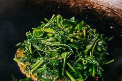 Xào rau muống thơm ngon hơn hẳn chỉ cần thêm một nguyên liệu nhà nào cũng có!