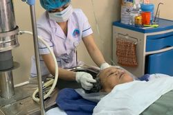 Tri ân người bệnh, nhân viên y tế tắm gội, cắt móng tay cho bệnh nhân