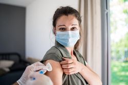 Người từng mắc Covid-19 có cần tiêm vaccine không?