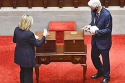 Bầu cử Mỹ 2020: Đại cử tri 6 bang chiến địa bỏ phiếu cho ông Joe Biden