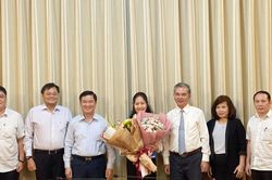 Bà Phan Thị Bình Thuận đến nhận công tác tại Thành ủy TPHCM