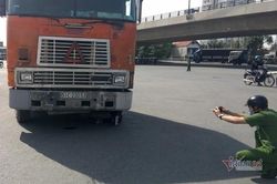 Xe container cán nát xe máy, kéo lê cô gái 5m giữa vòng xoay 'tử thần'