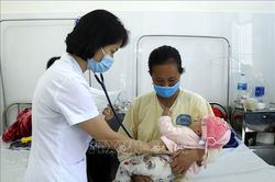 Giữ ấm cho trẻ đúng cách khi thời tiết lạnh đột ngột