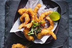 Tôm tẩm bột chiên xù vàng giòn, ngọt thịt