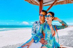 Jennifer Phạm tình tứ bên chồng