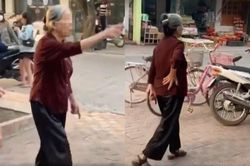 Màn đánh ghen cực hi hữu: Cụ bà 80 tuổi cùng nhóm bạn đi 'dằn mặt 'tiểu tam' 60 tuổi ngay trên phố