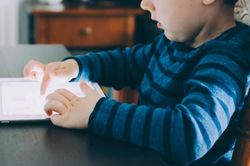 Bé trai 6 tuổi cho hơn 370 triệu đồng 'bay màu' vì mê game trên iPad