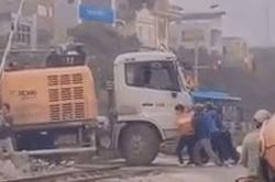 Clip: Nín thở theo dõi cảnh giải cứu xe rơ mooc mắc kẹt trên đường ray đúng lúc tàu hỏa sắp chạy qua