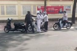 Thấy nam sinh chở con gái đi học về, cha mẹ nữ sinh phản ứng gay gắt giữa đường gây tranh cãi trái chiều