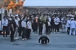 Rơi nước mắt lí do Hoài Linh quỳ lạy phía khán giả trước khi tiễn đưa linh cữu NS Chí Tài về Mỹ