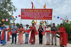 Khánh thành cầu bê-tông, tặng quà tại Kiên Giang, Đồng Tháp