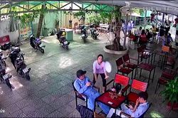Clip: Nhí nhảnh quá mức, nữ bồi bàn làm rơi đồ vào người khách