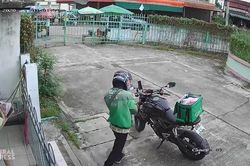 Clip: Cô gái ngã chỏng vó vì mải xem điện thoại