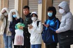 Người Hà Nội kín mít trong đợt rét đậm đầu tiên của năm