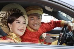 Quý Bình lái xe rước vợ doanh nhân 'về dinh'