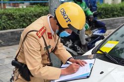 Hà Nội dán thông báo phạt nguội xe ô tô dừng đỗ sai quy định: Chặn cơ chế xin - cho