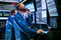 Chứng khoán Mỹ: Dow Jones nhảy vọt hơn 300 điểm, Nasdaq lập kỷ lục mới
