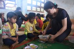 'Góp gạo, thổi cơm chung' nuôi học trò vùng nghèo khó
