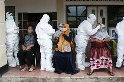 Dịch COVID-19: Indonesia sẽ tiêm vaccine miễn phí cho người dân