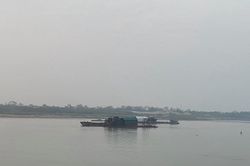 Bắt giữ 11 tàu hút cát trái phép trên sông Hồng