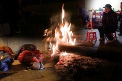 Đêm Hà Nội lạnh tê tái, người dân đắp bìa các tông, đốt lửa chống rét