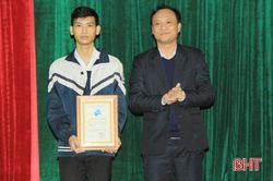 Nghi Xuân trao giải Cuộc thi 'Sáng tạo thanh thiếu niên, nhi đồng'