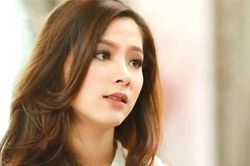 Đúng ngày khai trương cửa hàng, tôi rụng rời khi nhận được một vòng hoa trắng, càng sốc hơn khi đối mặt với người gửi