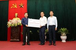 EVNNPT trao tặng 100 máy tính cho các trường học tại Quảng Ngãi
