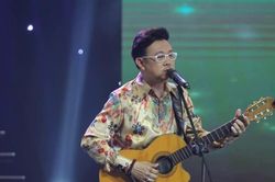 Nghẹn ngào khoảnh khắc hàng trăm sinh viên cùng hát 'Nhỏ ơi' để tưởng nhớ cố nghệ sĩ Chí Tài