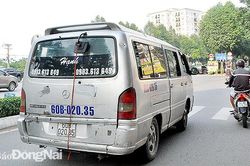 Dùng dây thun giữ gương xe