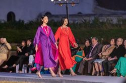 Hoa hậu Đỗ Thị Hà, Lương Thùy Linh mặc áo yếm, tự tin catwalk giữa thời tiết dưới 10 độ
