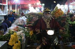 Xuyên đêm lạnh, tiểu thương chợ hoa Quảng Bá mưu sinh