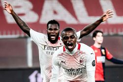 AC Milan thoát thua để giữ ngôi đầu bảng