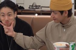 Lụi tim với cách xin đồ ăn cực yêu của bé út Jungkook BTS