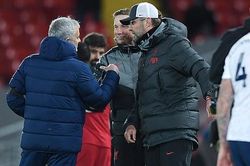 Mourinho: 'Tôi mà làm như Klopp là bị đuổi rồi'