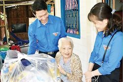 Tăng mức tặng quà Tết đối với người có công với cách mạng