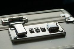 Người phụ nữ kết hôn với... chiếc cặp