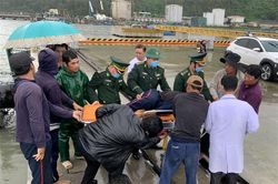 Sơ cứu kịp thời một thuyền viên gặp nạn trong khi đánh bắt trên biển