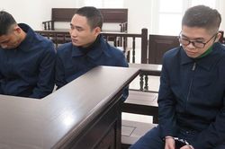 Đang rút tiền, nhóm thanh niên lừa đảo bị công an tóm gọn
