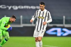 Ronaldo đá hỏng 11m, Juventus đánh rơi chiến thắng