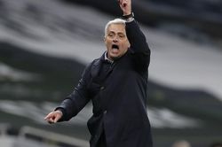 Mourinho nói gắt sau khi Tottenham thua Liverpool phút chót