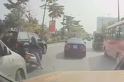 Nữ 'ninja' dừng xe giữa đường nghe điện thoại khiến giao thông ùn tắc