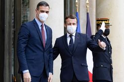 Thủ tướng Pháp, Tây Ban Nha cách ly do tiếp xúc với Tổng thống Macron