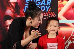 Phi Thanh Vân đưa con trai dự ra mắt phim