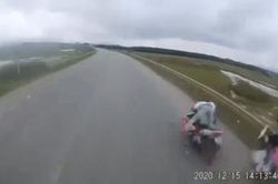 Clip: Đâm 2 người văng vào dải taluy, nam thanh niên 'bay' lên không trung và cú ngã gây kinh hãi