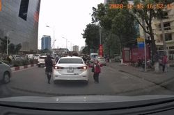Clip: Đỗ xe giữa đường Hà Nội đông đúc rồi chạy đi đón con nhỏ, nữ tài xế khiến dân tình ngán ngẩm