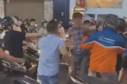Nam thanh niên say xỉn vô cớ gây sự với người đi đường, lập tức bị đám đông 'tẩn' cho 'nhừ tử'