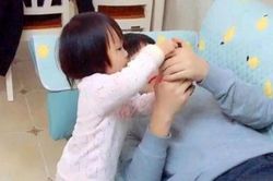Con gái nghịch điện thoại của bố, người vợ bàng hoàng phát hiện bí mật của chồng khiến nhà tan cửa nát