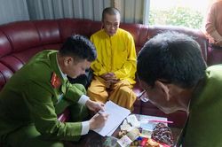 Bắt quả tang đối tượng mạo danh tu sĩ