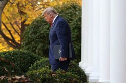 Ông Trump dọa không rời Nhà Trắng vào ngày ông Biden nhậm chức